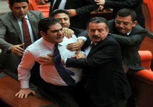 MECLİS TE  NAMUSSUZ KAVGASI 